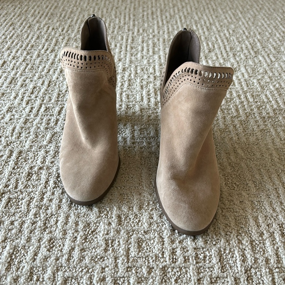 EUC Vince Camuto tan suede booties